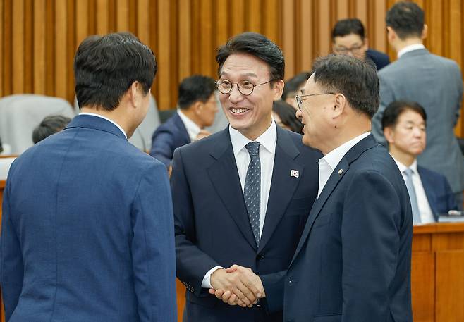 김민석 국무총리 후보자가 24일 서울 여의도 국회에서 열린 국무총리 임명동의안 심사를 위한 인사청문회에서 더불어민주당 의원들과 인사를 나누고 있다.