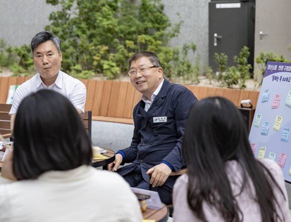김경호 서울 광진구청장이 지난 19일 구청 야외테라스에서 청년들과 만나 대화하고 있다. 광진구 제공