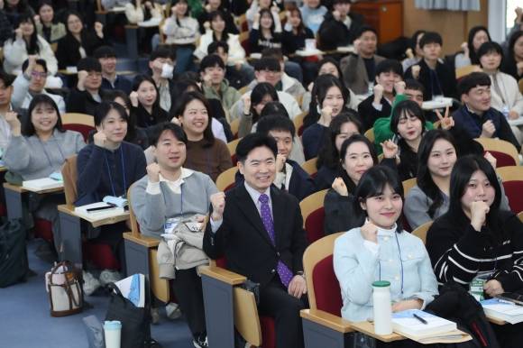 김대중 전남교육감과 신규 교사 임용자들이 파이팅을 외치고 있다. 전남교육청 제공