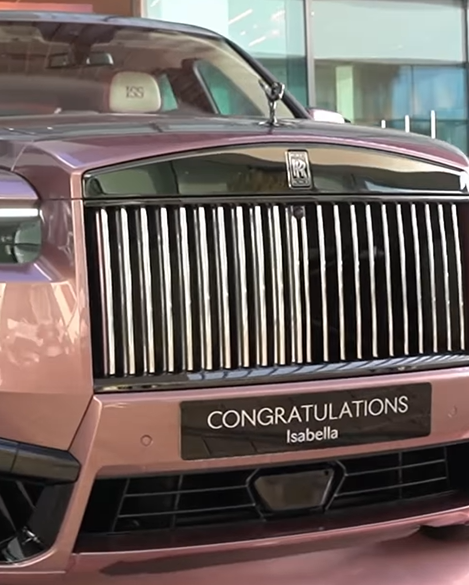 인도의 한 부동산 사업가가 생후 1년 된 딸에게 국내에서 6억대에 판매되는 것으로 알려진 맞춤형 롤스로이스 차량을 선물한 사실이 알려지며 갑론을박이 벌어지고 있다. 인스타그램 캡처
