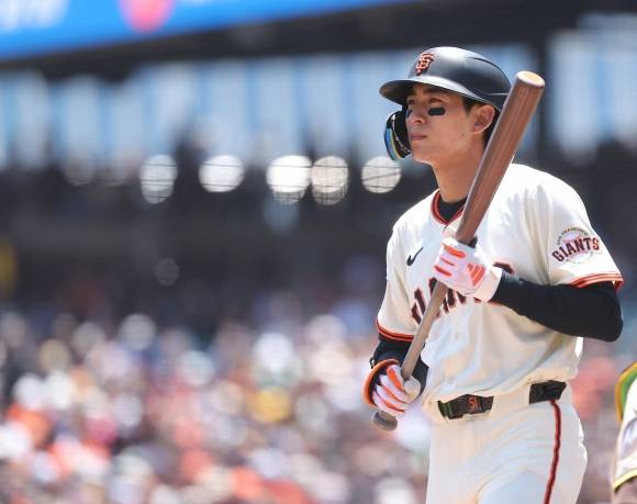 샌디에이고 자이언츠 이정후가 6일(한국시간) 미국 캘리포니아주 샌프란시스코 오라클파크에서 열린 2025 미국프로야구 메이저리그(MLB) 정규시즌 샌디에이고 파드리스와 홈 경기에서 타석에 들어서고 있다. 로이터 연합뉴스