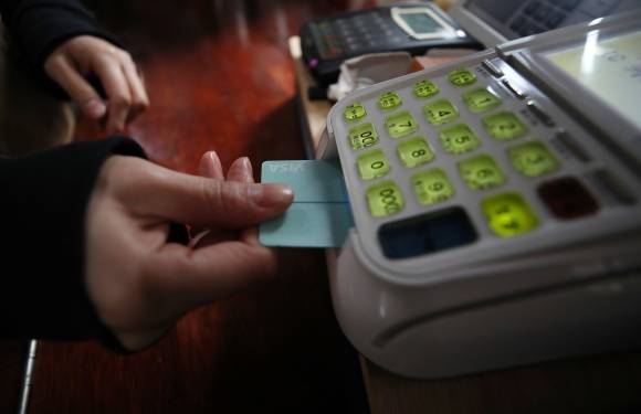 카드 결제하는 모습. 뉴스1