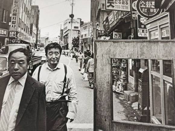 1986년 서울 인사동 거리의 정기용(왼쪽) 원화랑 전 대표와 비디오 아티스트 백남준.  강운구 작가 제공