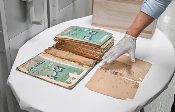 지난 23일 충남 계룡대의 육군본부 복원 서고에서 공개된 6·25 전쟁 기록물. 곳곳에 훼손되고 누렇게 빛이 바랜 종이들을 세밀한 복원 작업을 거쳐 영구 보존하기 위한 처리를 한다. 육군 제공