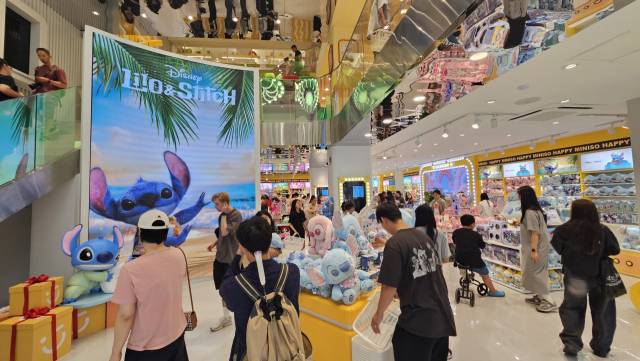 21일 문을 연 미니소 강남점에서 고객들이 캐릭터 상품을 구경하고 있다. 김지영 기자