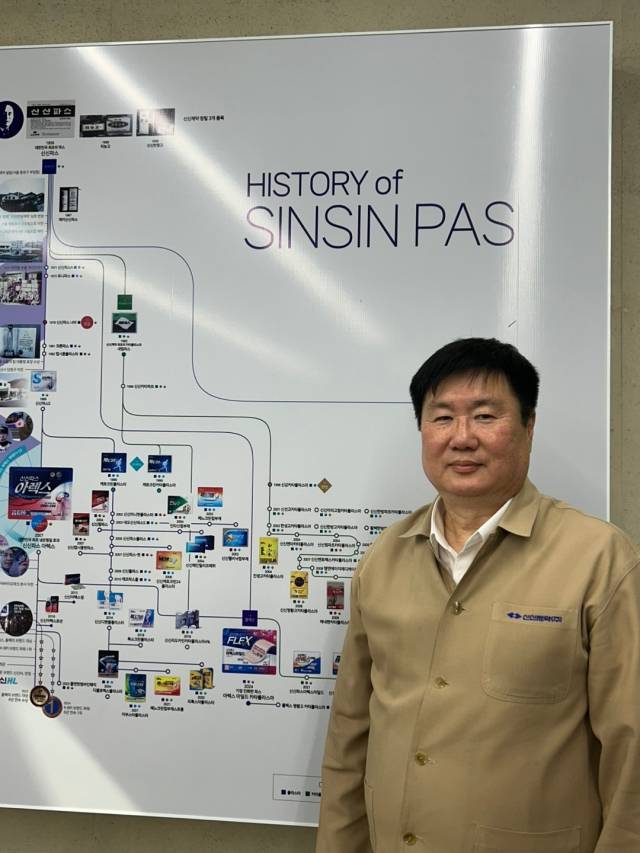 이우영 신신제약 부사장이 23일 서울 강서구 신신제약 본사에서 서울경제신문과 인터뷰 후 사진 촬영을 하고 있다. 이정민 기자