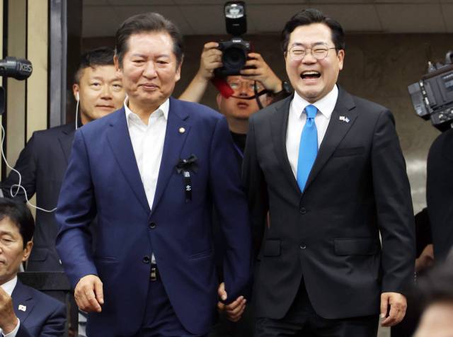 당 대표 선거 출마를 선언한 정청래(왼쪽)·박찬대 더불어민주당 의원이 24일 국회에서 열린 의원총회에 손을 잡고 참석하고 있다. 오승현 기자 2025.06.24