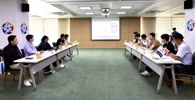 24일 오후 수원월드컵경기장 3층 대연회실에서 열린 인근 도로 불법주차 문제 유관기관 합동 대책회의. 사진 제공 = 수원시