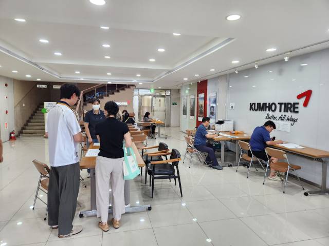 24일 금호타이어 광주공장 복지동 1층에 마련된 피해 보상 접수처에서 광주시민들이 피해 접수를 하고 있다. 사진 제공=금호타이어
