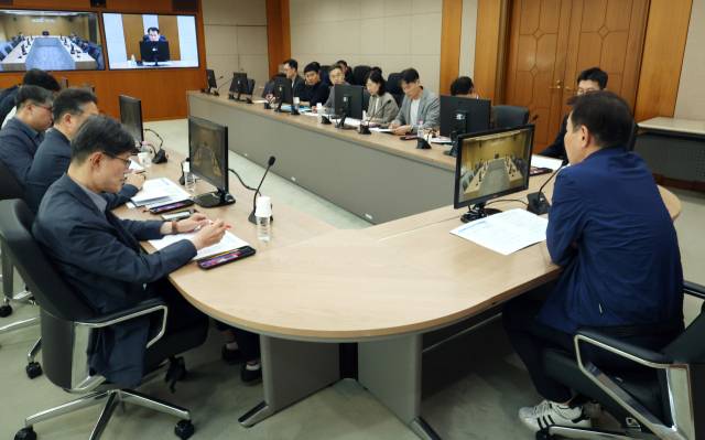 정은보 거래소 이사장이 이달 22일 서울 여의도 한국거래소 서울사옥에서 미국의 이란 핵시설 공습이 국내 증시에 미치는 영향을 점검하기 위해 열린 긴급 시장점검회의를 주재하고 있다. 연합뉴스