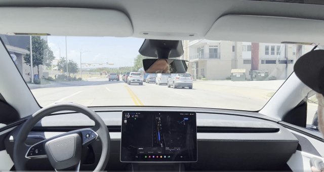 22일(현지 시간) 테슬라 로보택시가 중앙선을 침범하고 있는 장면. 롭 모러의 X 동영상 캡처