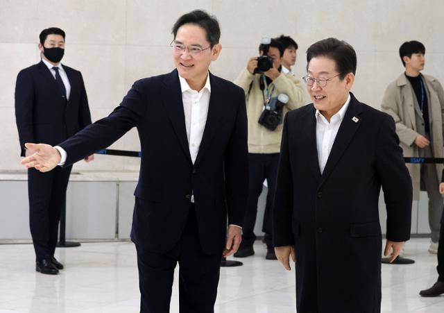 이재명 대통령이 3월 서울 강남구 멀티캠퍼스 역삼 삼성청년SW·AI아카데미(SSAFY·싸피) 서울캠퍼스에서 이재용 삼성전자 회장의 안내를 받고 있다. 연합뉴스