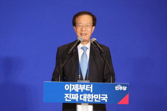 4월 30일 서울 여의도 국회 의원회관에서 열린 더불어민주당 제21대 대통령선거 '진짜 대한민국' 중앙선거대책위원회 출범식에서 이석연 공동선대위원장이 발언하고 있다. 뉴시스