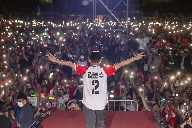 김문수 국민의힘 대선 후보가 6월2일 서울 시청광장에서 열린 총유세에서 지지를 호소하고 있다. ⓒ공동취재