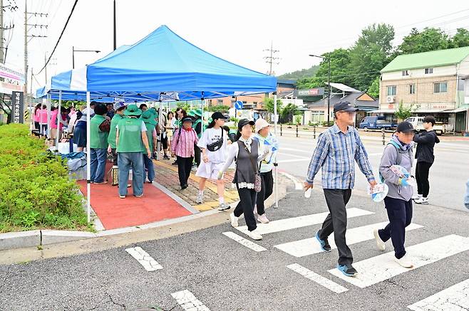 지난 22일 '2025영북면민 한마음 걷기대회' 에서 행사 참가자들이 함께 걷고 있다.ⓒ포천시 제공