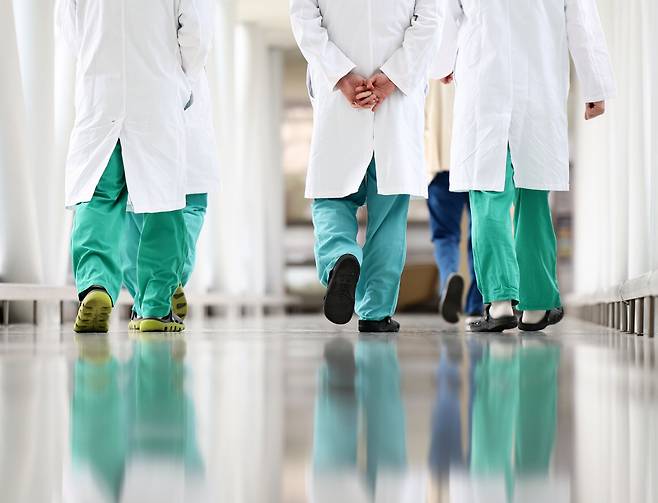 2024년 3월5일 서울의 한 대형 병원에서 의료진이 걸어가고 있다. ⓒ 연합뉴스