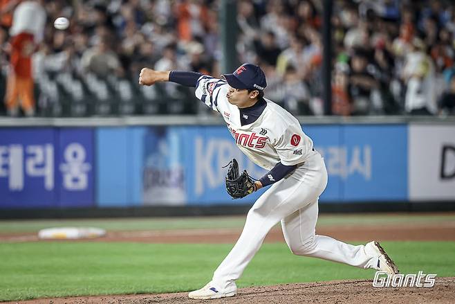 롯데 구승민이 17일 사직구장에서 열린 한화와 홈경기에 구원등판해 역투하고 있다. 사진제공|롯데 자이언츠