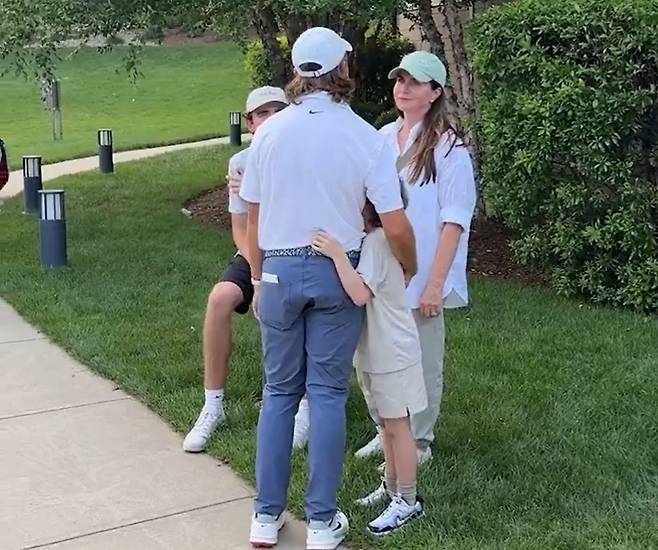 토미 플리트우드가 지난 23일 트래블러스 챔피언십 최종 라운드에서 역전패를 당한 뒤 가족을 만나고 있다. SNS 캡처