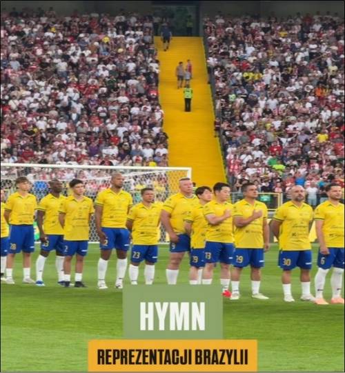 펑크비즘 황현기 대표(오른쪽에서 5번째)가 축구스타들과 함께 서 있다..