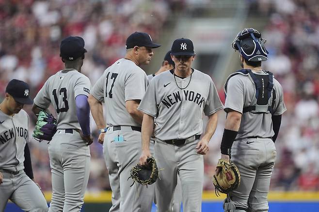 뉴욕 양키스 선발 앨런 위넌스가 24일 신시내티전에서 5회초 마운드를 내려가고 있다. AP연합뉴스