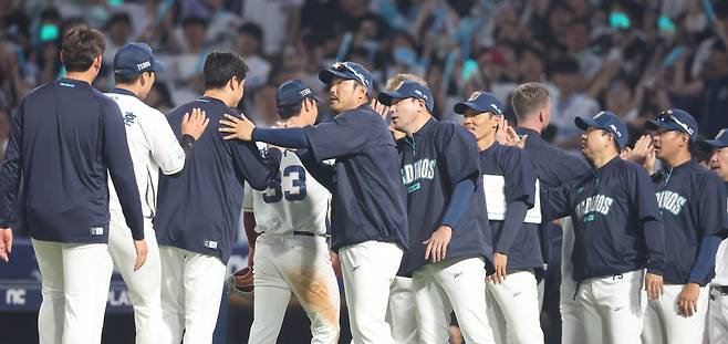 NC 선수들이 홈 창원NC파크 재개장 후 첫 승을 거둔 지난 1일 하이파이브 하며 그라운드를 나가고 있다. 연합뉴스