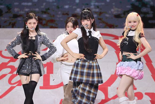 그룹 베이비돈크라이(Baby DONT Cry)가 23일 서울 용산구 블루스퀘어에서 열린 싱글 ‘에프 걸’(F Girl) 언론 공개회에서 무대를 선보이고 있다. 연합뉴스