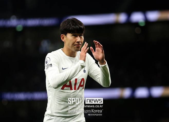 ▲ '풋볼런던'은 "손흥민의 계약기간은 토트넘이 1년 연장 옵션을 발동하면서 다시 1년밖에 남지 않았다"며 "마침내 우승을 거머쥔 주장 손흥민에 대한 결정을 내려야 한다"고 했다. 물론 이 결정이 재계약을 의미할 수도 있으나 세대교체를 요구하는 분위기라는 점에서 결별에 더 무게가 실린다.