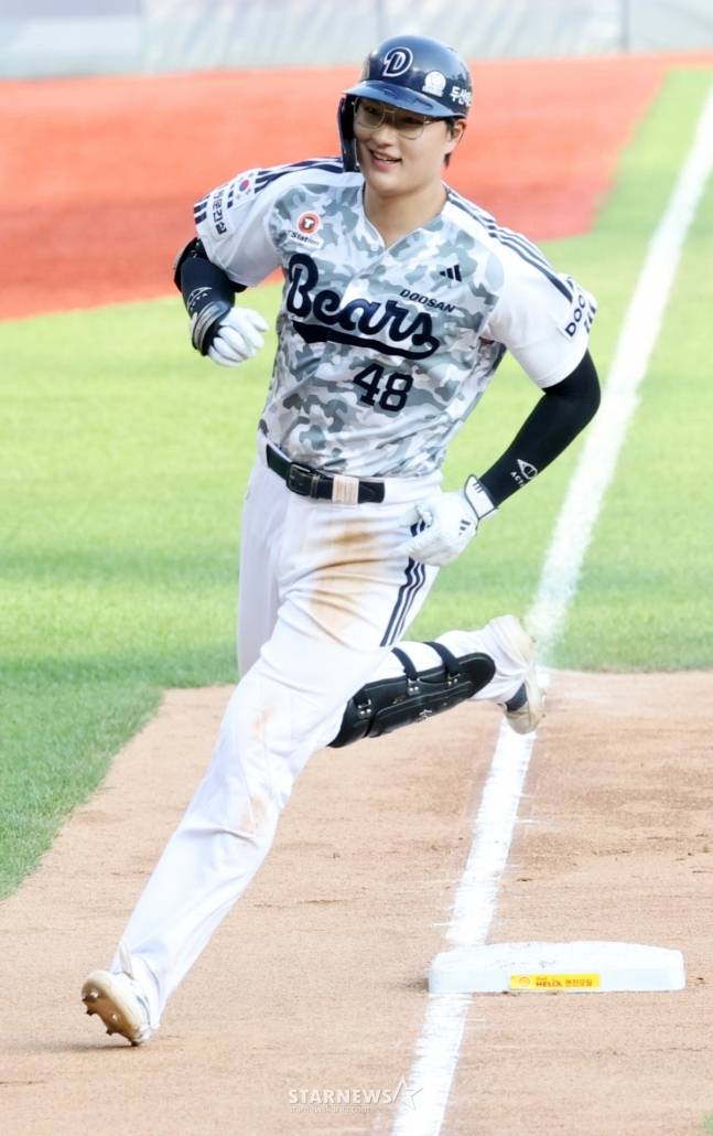 두산 김동준이 6월 6일 잠실 롯데전 6회말 투런포를 치고 그라운드를 돌고 있다. /사진=김동윤 기자