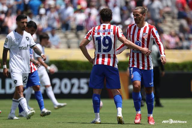 앙투완 그리즈만(오른쪽)의 골 세리머니. /AFPBBNews=뉴스1