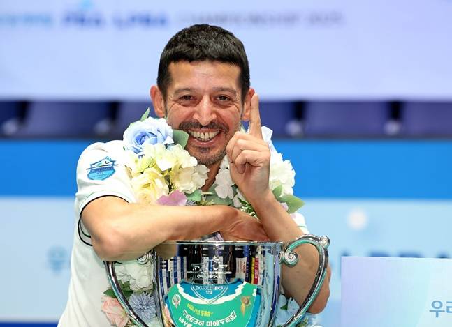 초클루가 23일 우리금융캐피탈 PBA-LPBA 남자부 결승전에서 우승을 차지하고 우승 트로피 앞에서 포즈를 취하고 있다. /사진=PBA 투어 제공