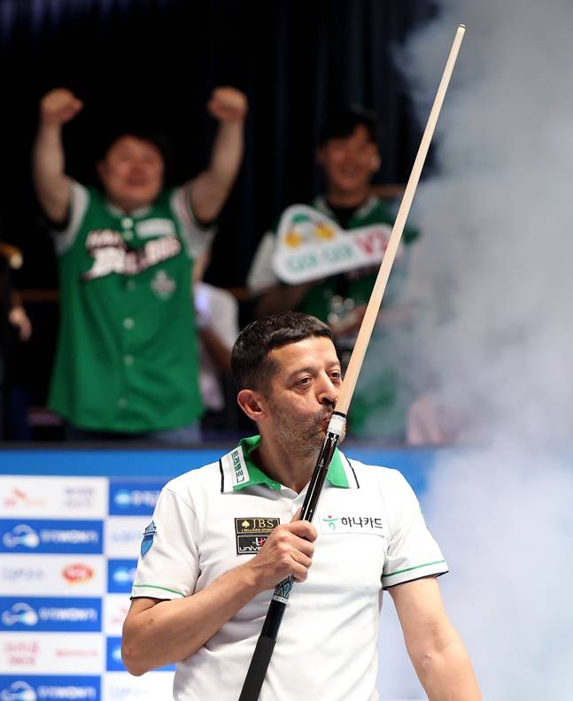 챔피언샷을 성공시킨 초클루가 큐에 입을 맞추고 있다. /사진=PBA 투어 제공