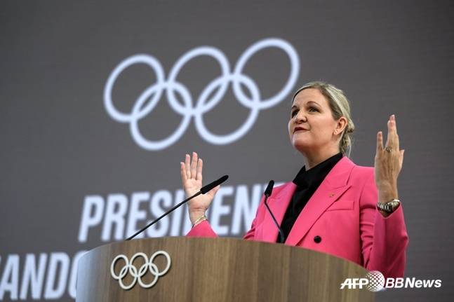 커스티 커번트리가 24일(한국시간) 스위스 로잔 올림픽 하우스에서 열린 IOC 위원장 이취임식에서 취임 연설을 하고 있다. /AFPBBNews=뉴스1