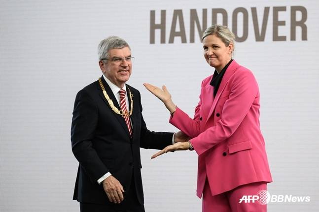 토마스 바흐(왼쪽)와 커스티 커번트리. /AFPBBNews=뉴스1