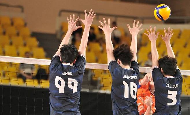 한국 남자배구 대표팀이 블로킹을 시도하고 있다. /사진=대한배구협회 제공