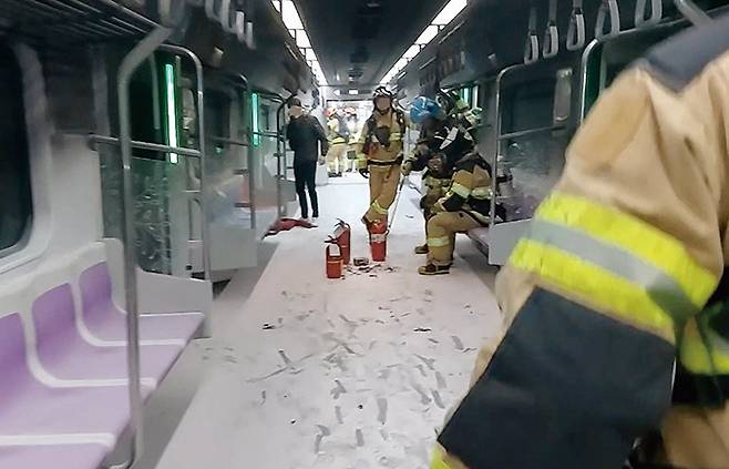 지하철에서 각종 사건ㆍ사고가 발생하면 여전히 문제 해결은 시민의 몫이다.[사진｜뉴시스]