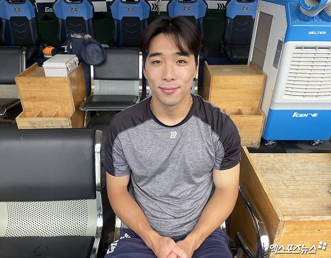 롯데 자이언츠 외야수 김동혁이 부산 사직야구장에서 인터뷰 후 기념촬영하고 있다. 엑스포츠뉴스 최원영 기자