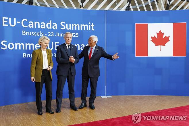 브뤼셀서 EU-캐나다 정상회담 (브뤼셀 AP=연합뉴스) 우르줄라 폰데어라이엔 EU 집행위원장(좌), 마크 카니 캐나다 총리, 안토니우 코스타 EU 정상회의 상임의장이 23일(현지시간) 벨기에 브뤼셀에서 열린 EU-캐나다 정상회담에 참석한 모습. 2025.6.23 photo@yna.co.kr [재판매 및 DB 금지]