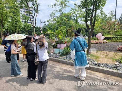 숲이 특색있네 (서울=연합뉴스) 서윤호 인턴기자 = 지난 19일 오후 서울 동작구 보라매공원에서 '정원을 여행하는 돌: 서울정원 여행자' 프로그램 참가자들이 숲을 둘러보고 있다. 2025.6.24