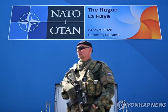 정상회의장 지키는 군인 [AFP 연합뉴스. 재판매 및 DB 금지]