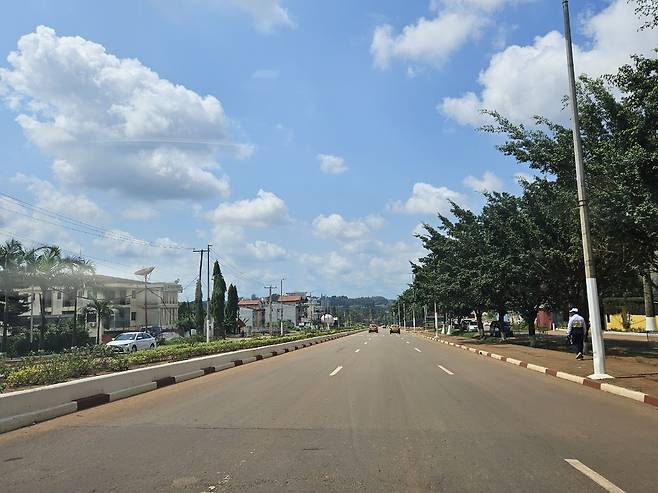 카메룬 수도 야운데의 도로 (야운데<카메룬>=연합뉴스) 노재현 기자 = 지난 8일(현지시간) 카메룬 수도 야운데의 모습. 2025.6.24 nojae@yna.co.kr