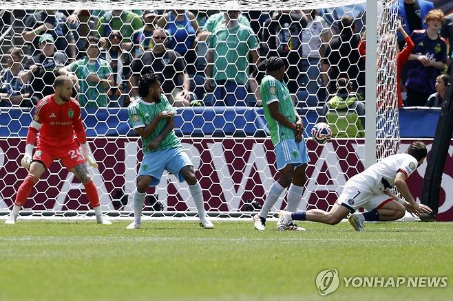 흐비차 크바라츠헬리아(오른쪽)의 선제 결승 골 장면 [EPA=연합뉴스]