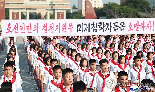 북한, 6.25 맞아 '미제 소멸' 구호 내걸고 복수결의모임 (평양 조선중앙통신=연합뉴스) 북한은 지난 23일 '6.25 미제반대투쟁의 날'을 맞아 조국해방전쟁승리기념관 교양마당에서 학생소년들의 복수결의모임이 열렸다고 조선중앙통신이 24일 보도했다. 학생들 대열에 "조선인민의 철천지원쑤 미제침략자들을 소멸하자!"라는 현수막이 걸려 있다. 2025.6.24 
    [국내에서만 사용가능. 재배포 금지. For Use Only in the Republic of Korea. No Redistribution] nkphoto@yna.co.kr