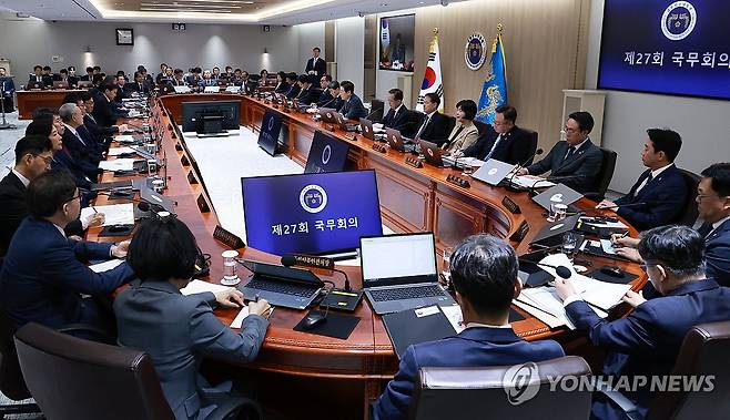 이재명 대통령 국무회의 주재 (서울=연합뉴스) 홍해인 기자 = 이재명 대통령이 24일 서울 용산 대통령실 청사에서 열린 국무회의를 주재하고 있다. 2025.6.24 hihong@yna.co.kr