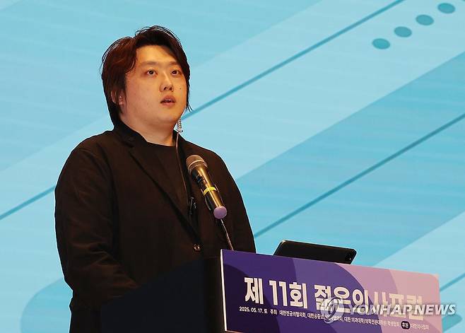 개회사 하는 박단 비대위원장 (서울=연합뉴스) 이진욱 기자 = 17일 서울 강남구 삼성동 코엑스에서 열린 제11회 젊은의사포럼에서 박단 대한전공의협의회 비상대책위원장이 개회사를 하고 있다. 2025.5.17 cityboy@yna.co.kr