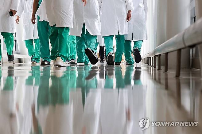 의정갈등 장기화 (서울=연합뉴스) 서대연 기자 = 사직 전공의들이 복귀를 거부하며 개원·취업 등으로 눈길을 돌리고 있는 가운데 5일 오후 서울 시내 한 대형병원에서 의료진이 이동하고 있다. 2024.8.5 dwise@yna.co.kr