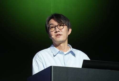 NDC 25서 강연하는 이정헌 넥슨 일본법인 대표     (성남=연합뉴스) 김주환 기자 = 이정헌 넥슨 일본법인 대표가 24일 경기 성남시 창조경제혁신센터에서 열린 넥슨개발자콘퍼런스(NDC) 기조강연에서 발언하고 있다. 2025.6.24 jujuk@yna.co.kr