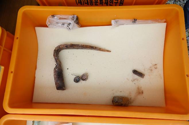 도굴에 사용한 것으로 추정되는 도구들 [촬영 황수빈]