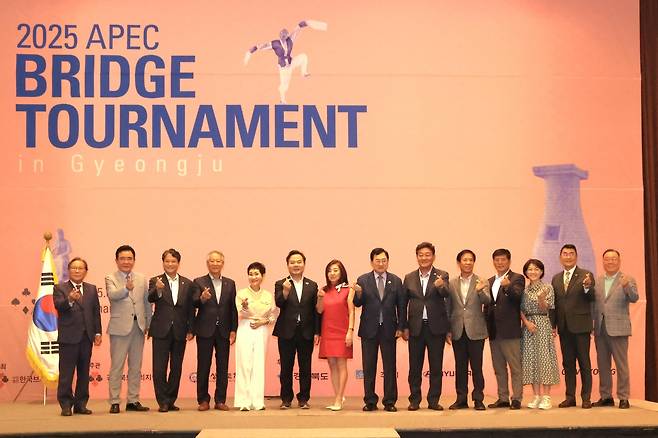 2025 APEC 브리지 토너먼트 개회식 후 단체 사진 장면 [한국브리지협회 제공. 재판매 및 DB 금지]