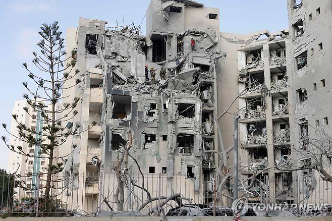 24일(현지시간) 이란 미사일 공격에 파괴된 이스라엘 베르셰바의 한 건물 [AFP 연합뉴스 자료사진. 재판매 및 DB 금지]