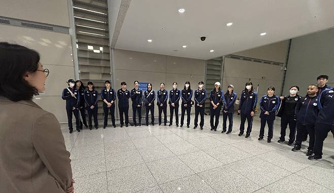 귀국한 여자배구 대표팀 선수들에게 이야기 박미희 여자경기력향상위원장(왼쪽)  [대한배구협회 제공. 재판매 및 DB 금지]